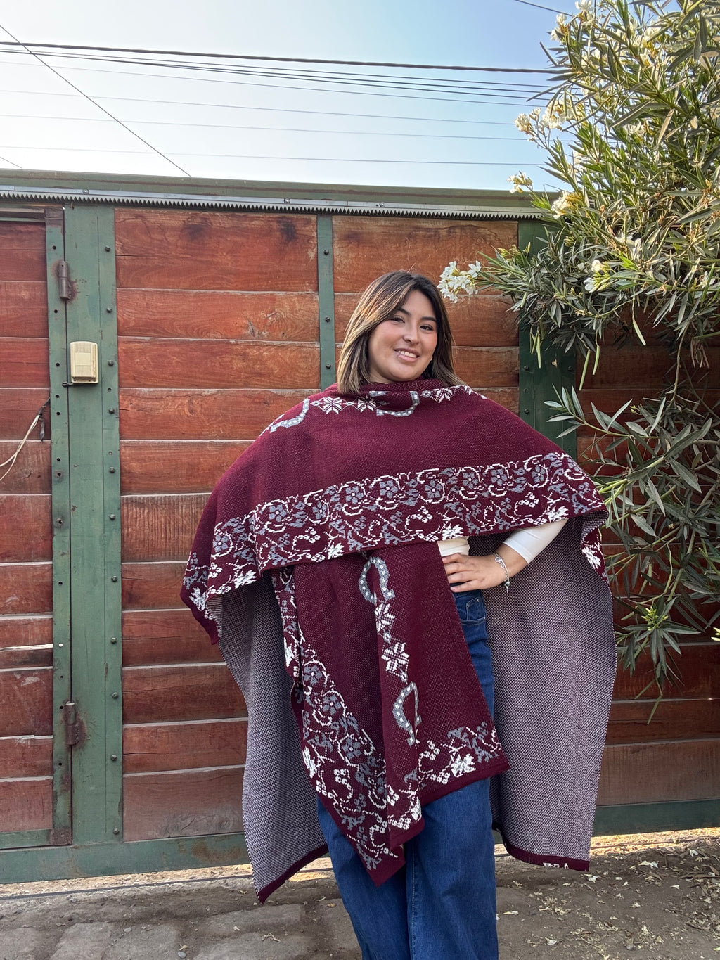 Ruana Burdeo Diseño Herraduras Gris 3 Colores