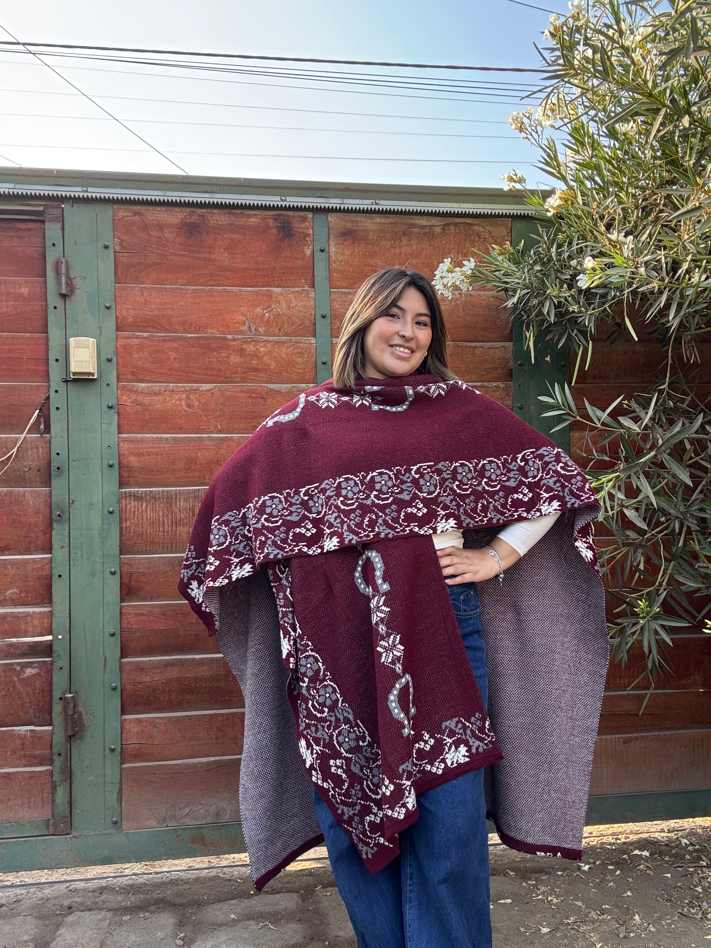 Ruana Burdeo Diseño Herraduras Gris 3 Colores