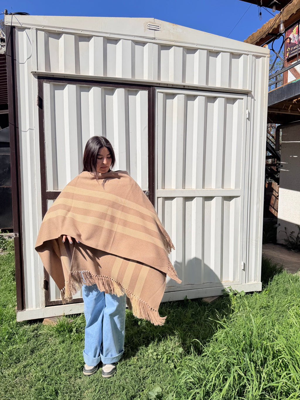 Ruana de Huasa Liviana Visón con Franjas Beige