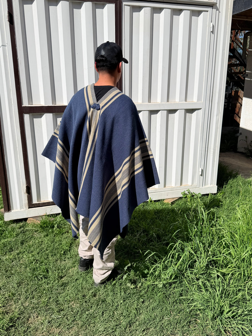 Poncho Azul con Peinecillo Crudo