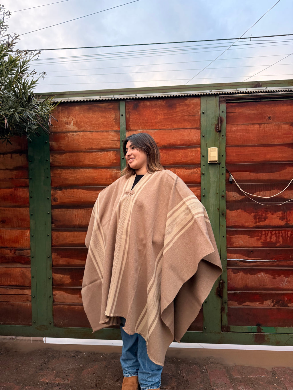 Poncho Visón con Peinecillo Beige