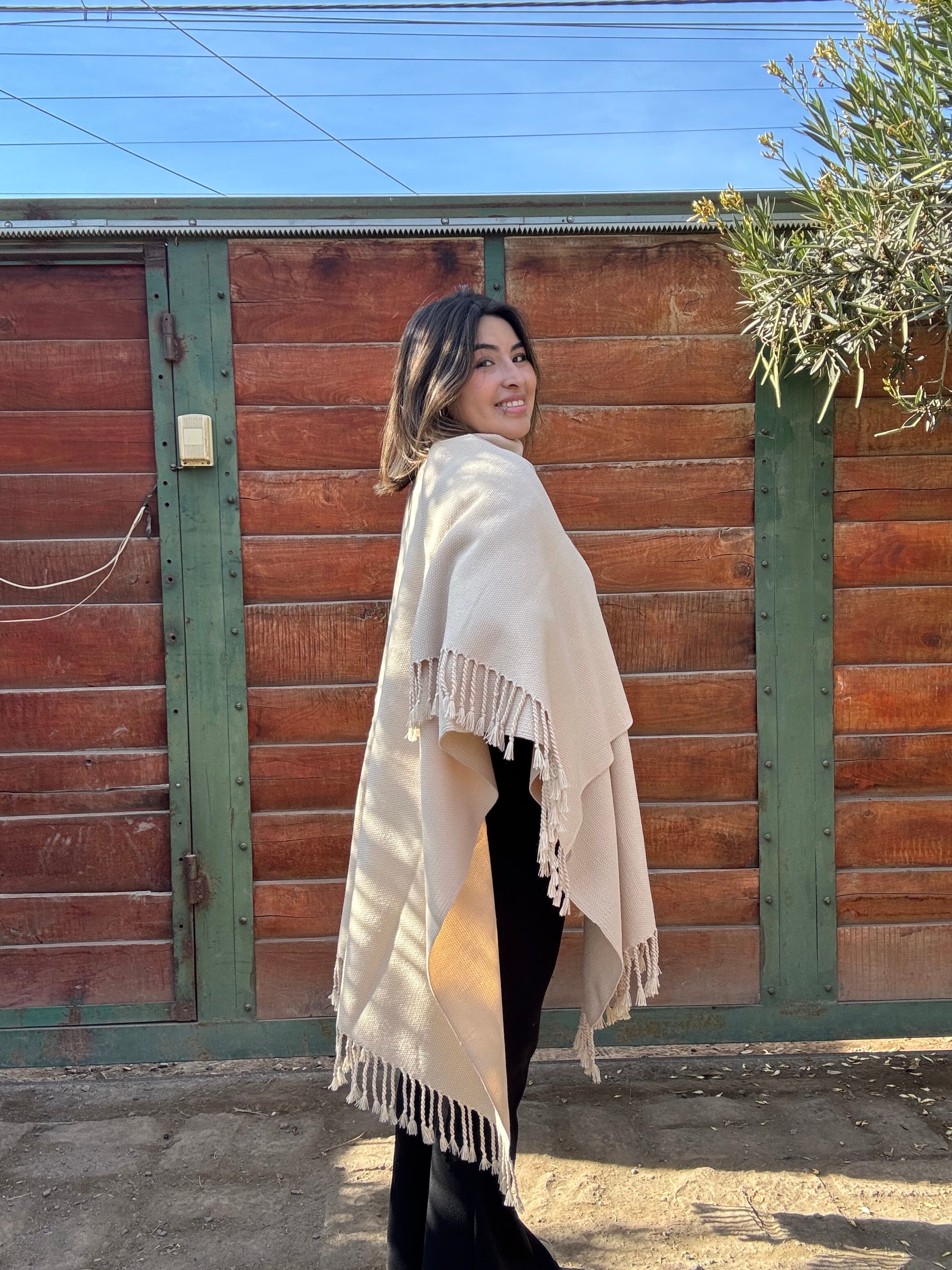 Ruana Beige Arena con Flecos Tejida a Telar