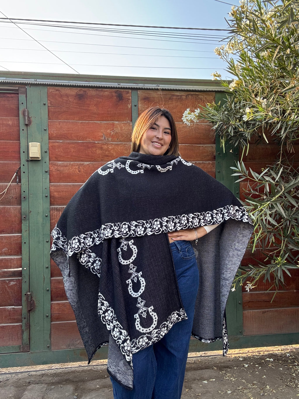 Ruana Negra Diseño Herraduras Blancas