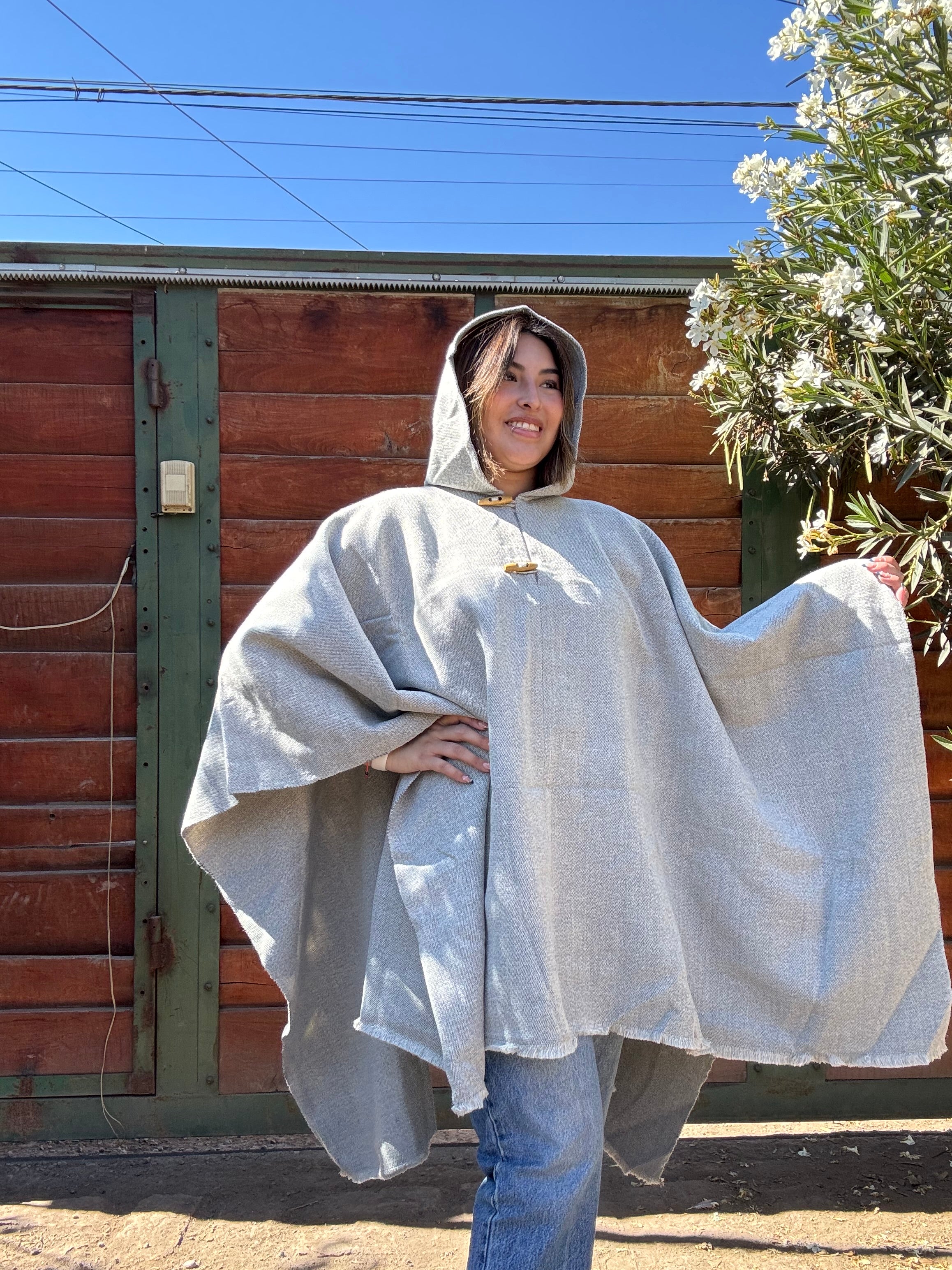 Poncho de Huaso Gris con Capucha