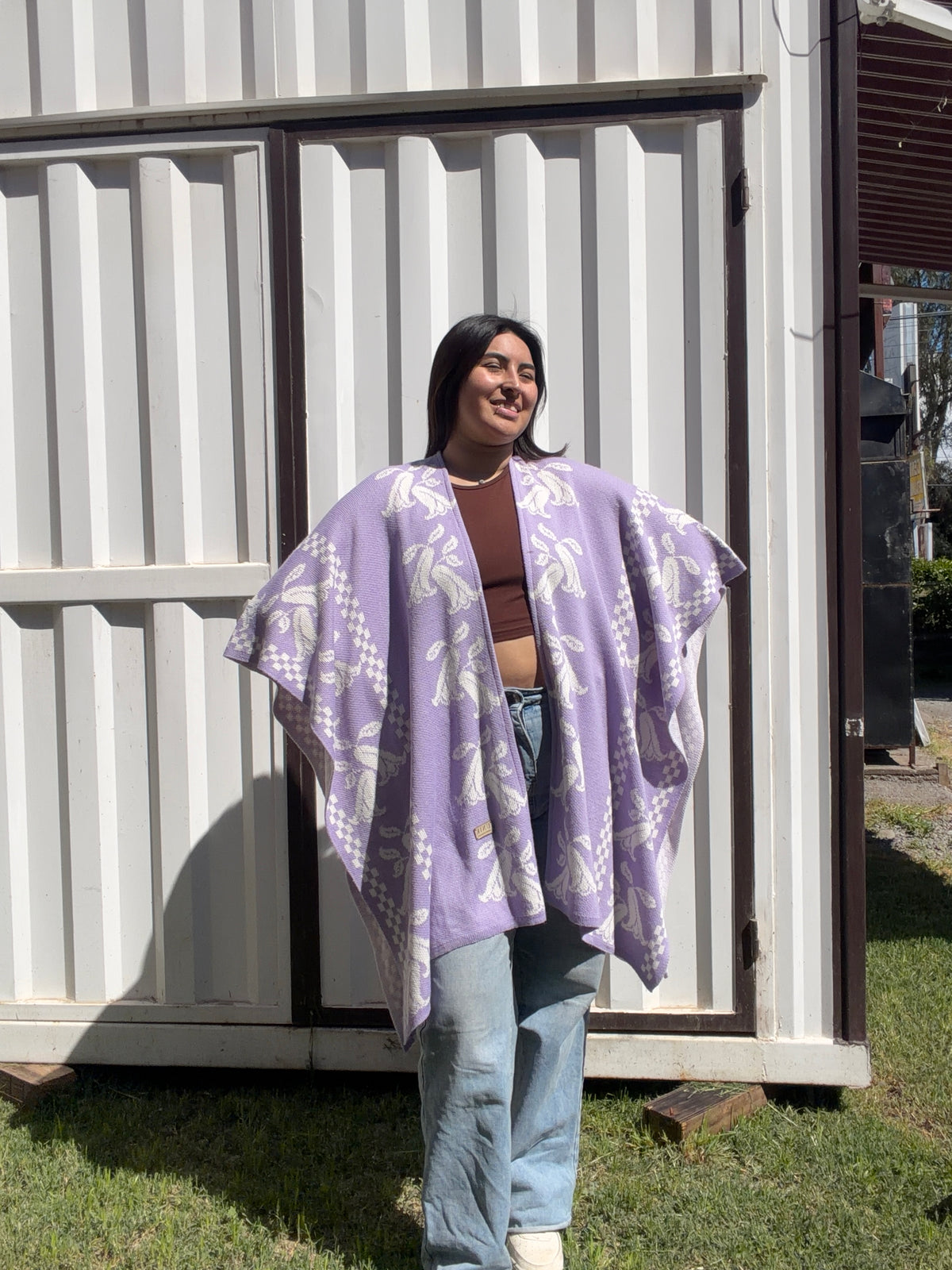 Ruana Lila Diseño Copihues Blancos