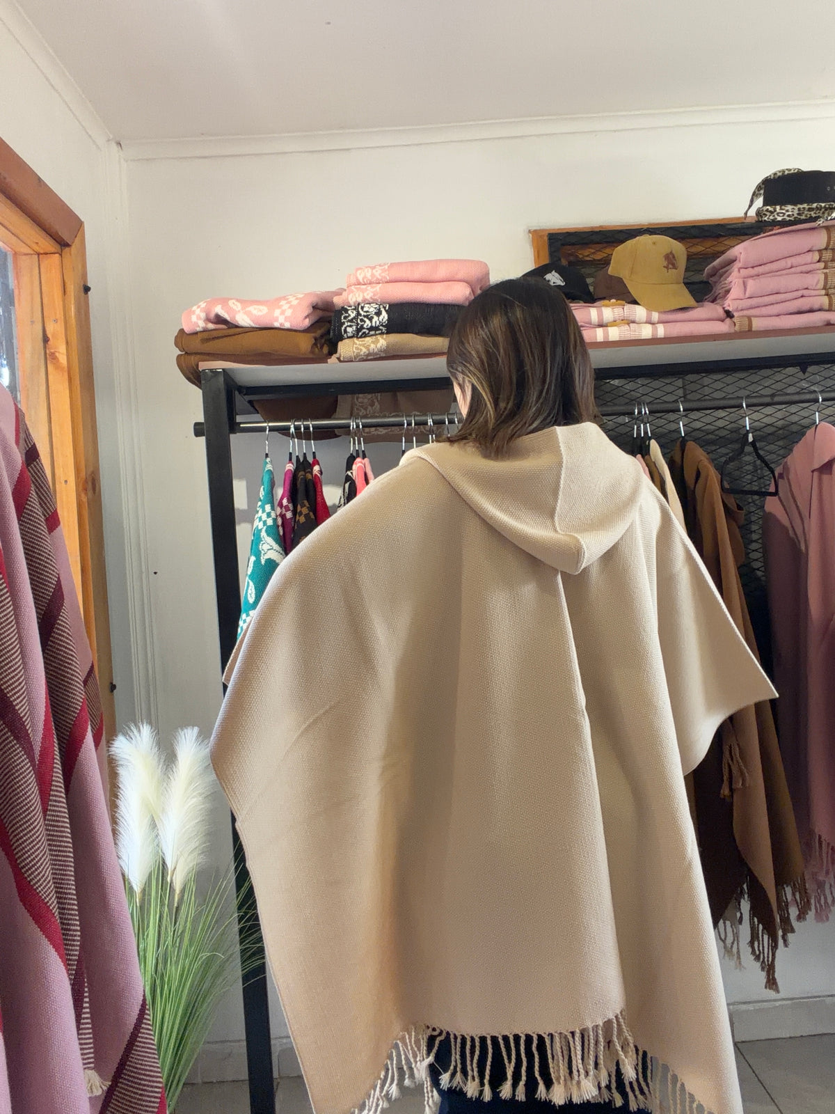 Ruana con Capucha Beige Arena con Flecos - Tejida a Telar
