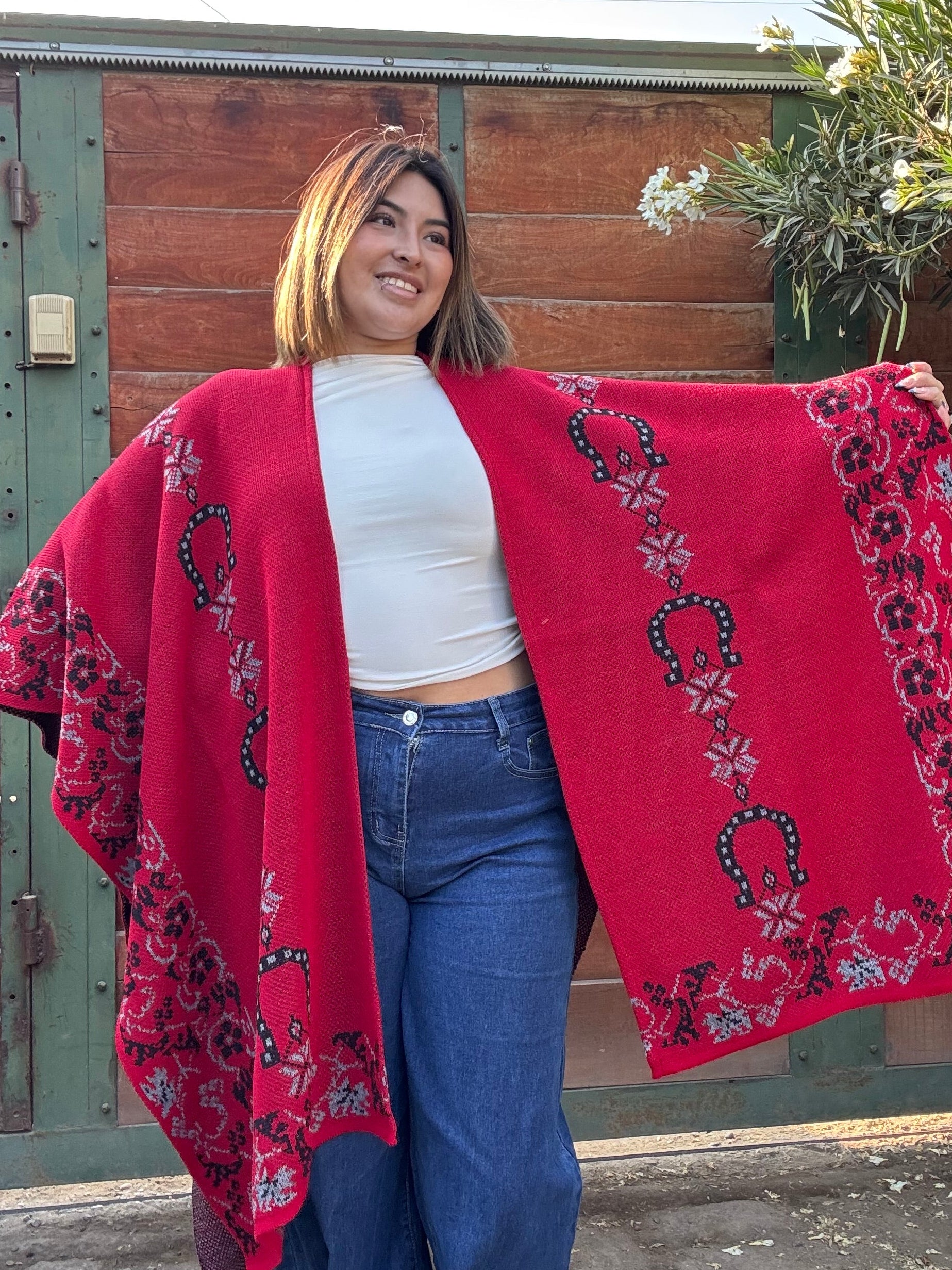 Ruana Roja Diseño Herraduras Negras