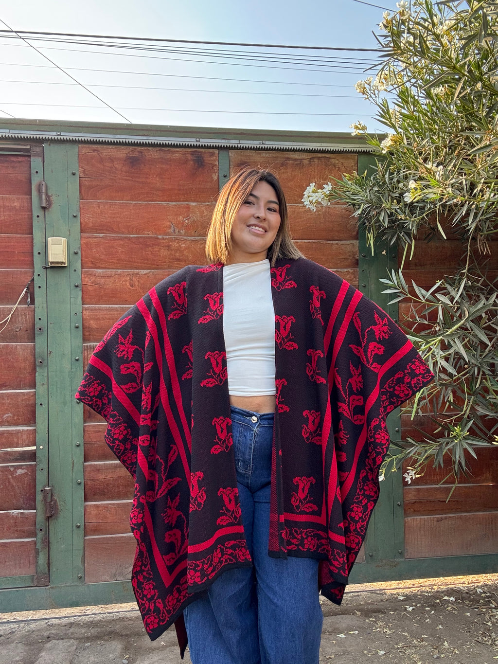 Ruana Negra Diseño Copihues Rojos