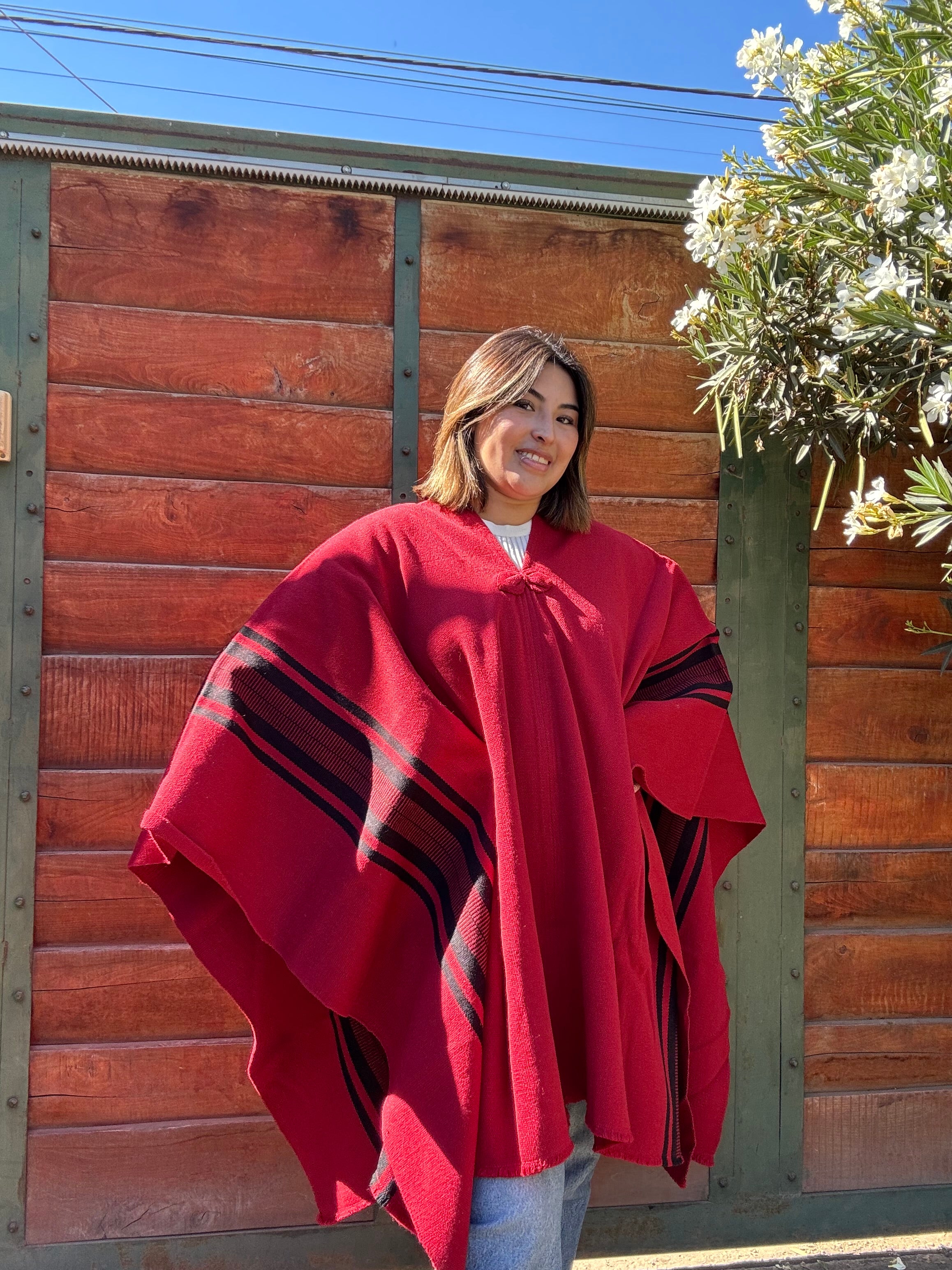 Poncho de Huaso Rojo con Franjas Negras