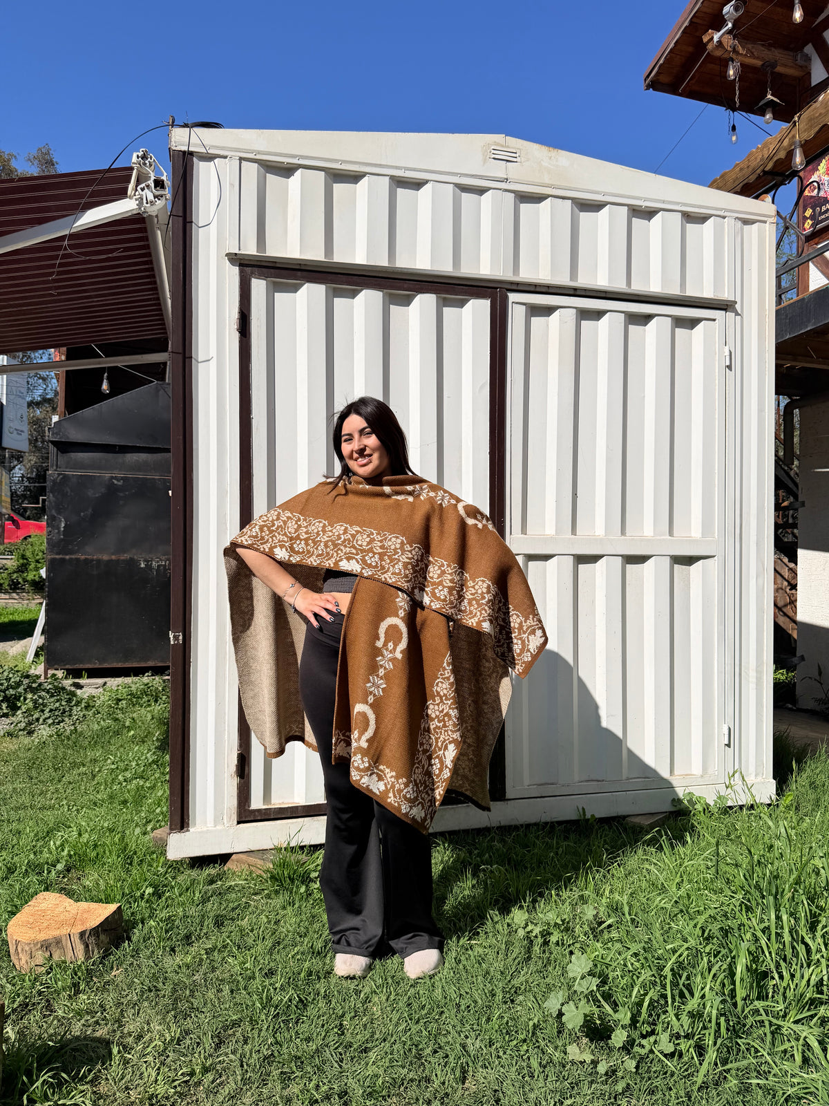 Ruana Vicuña Diseño Herraduras Beige con Crudo