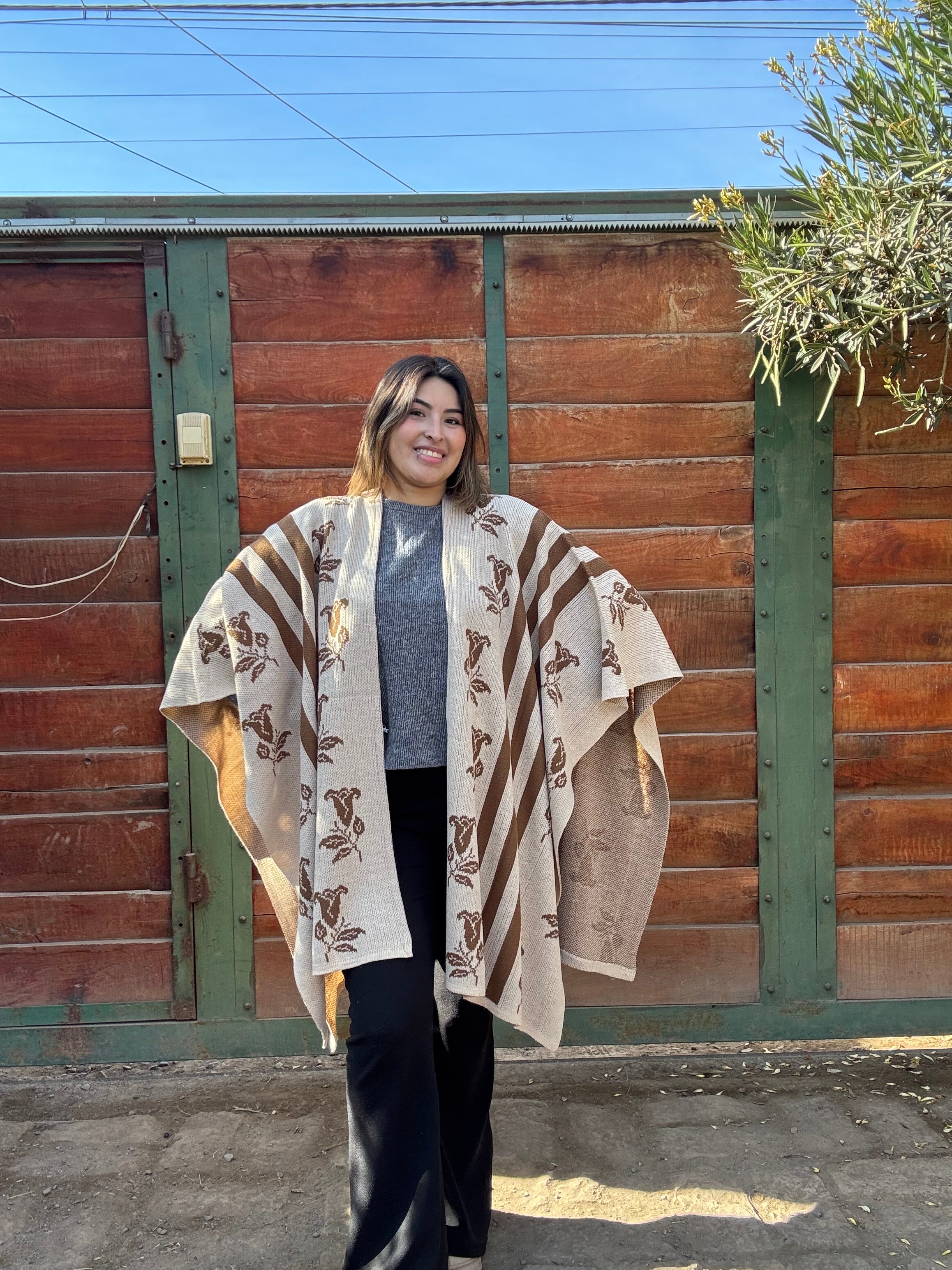 Ruana Beige Diseño Copihues Café