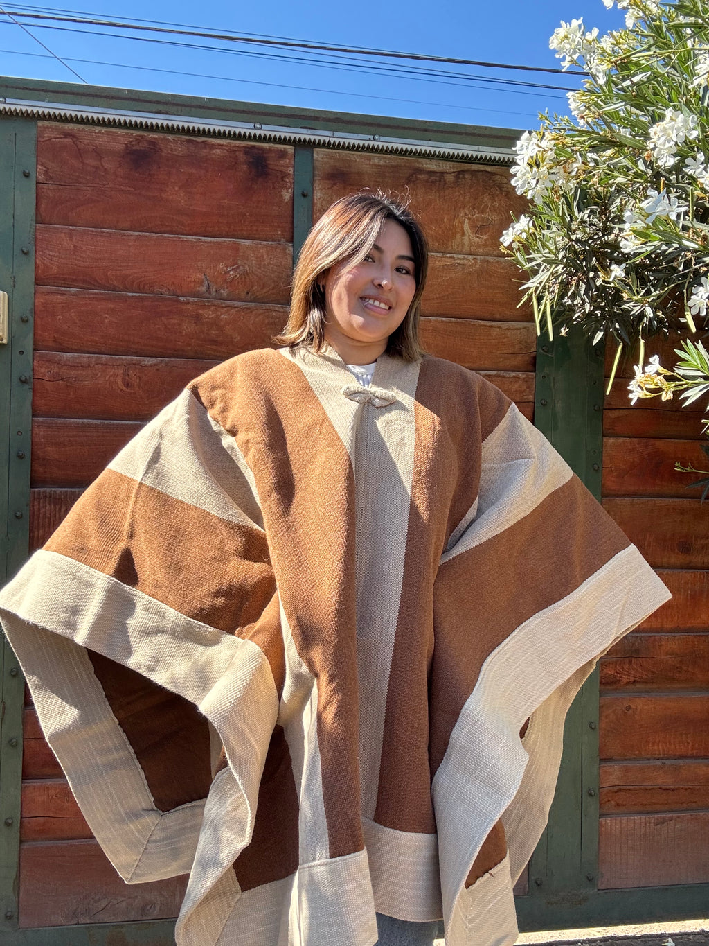 Poncho de Huaso Enguinchado Vicuña con Franjas Beige