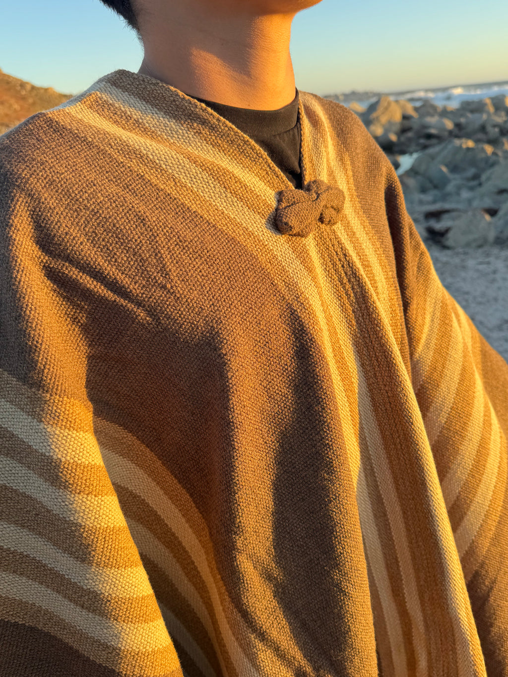 Poncho de Huaso Enguinchado Café con Franjas Beige