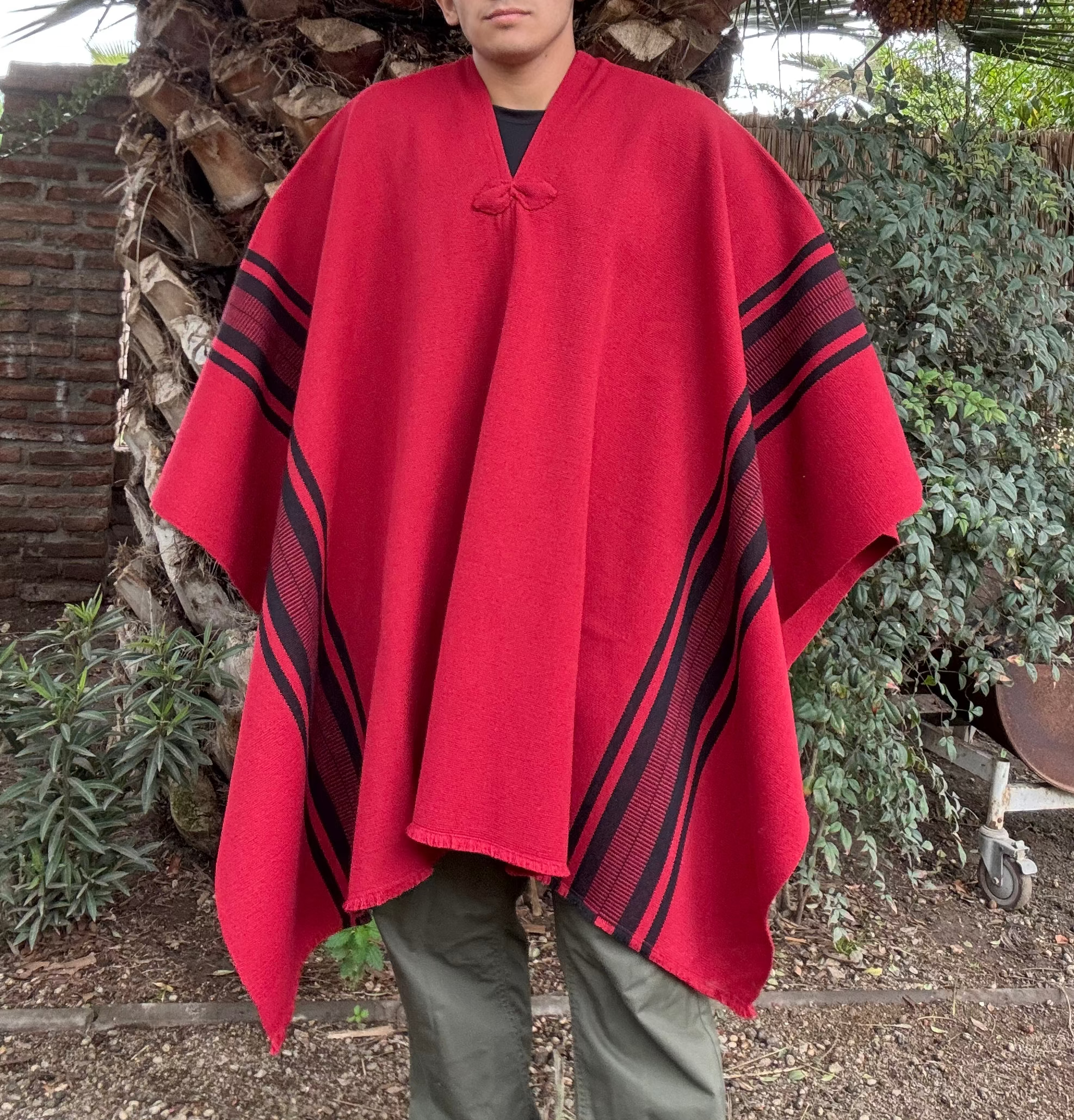 Poncho de Huaso Rojo con Franjas Negras